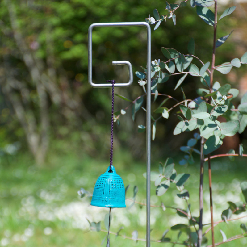 Tuteur métallique de jardin PIET inox 6 avec fūrin bleu turquoise sur Eucalyptus