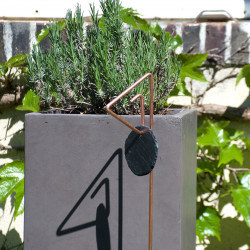 Tuteur métallique de jardin PABLO cuivre avec étiquette ardoise ronde