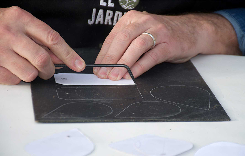 Traçage des formes d'ardoises désirées sur l'arrière de la plaque - Le Jardin de Léon 