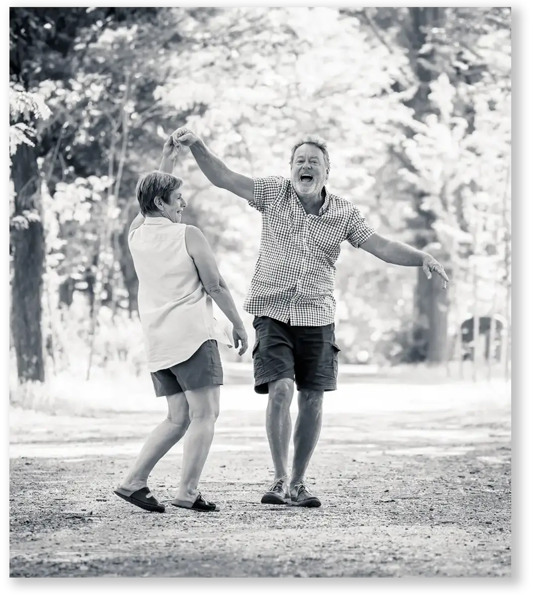 Couple heureux dans votre jardin